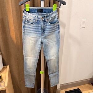 Buckle Black Light wash Skinny Jeans